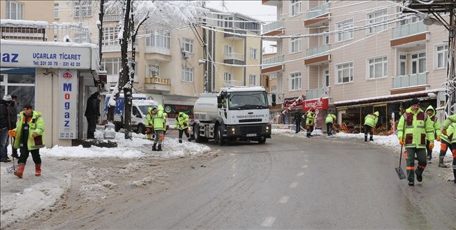 Belediye ekipleri şehrin her noktasında kar mücadelesine devam ediyor