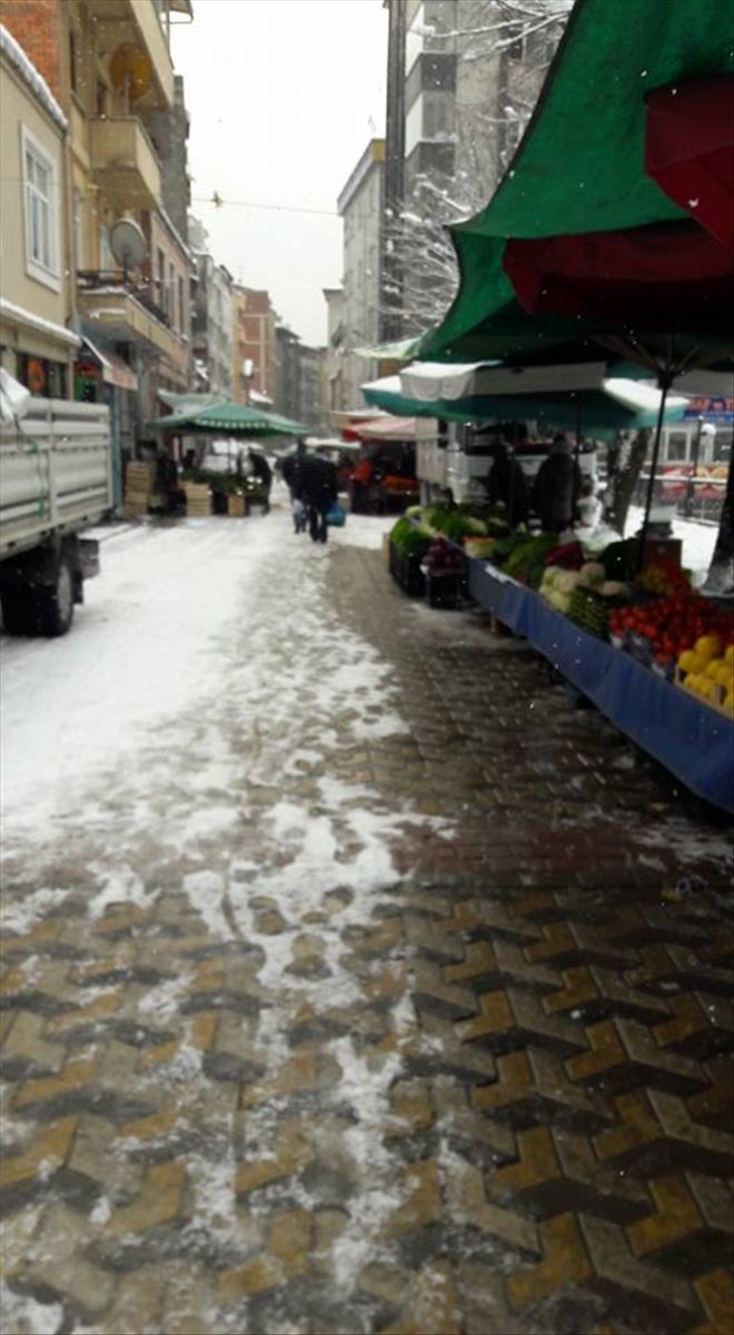 Kar, pazar esnafını da vurdu   