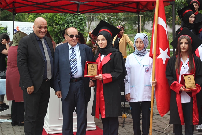 Kayalar Sağlık Meslek Anadolu Lisesi´nde mezuniyet sevinci