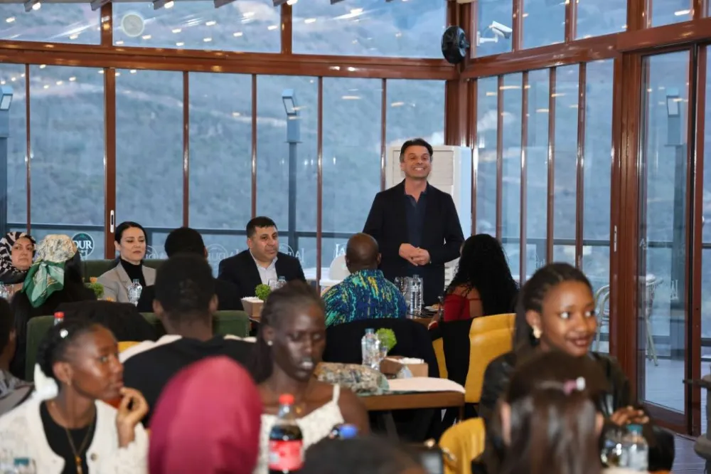 AFRİKALI ÖĞRENCİLER MAÇKA’DA İFTAR YAPTI 