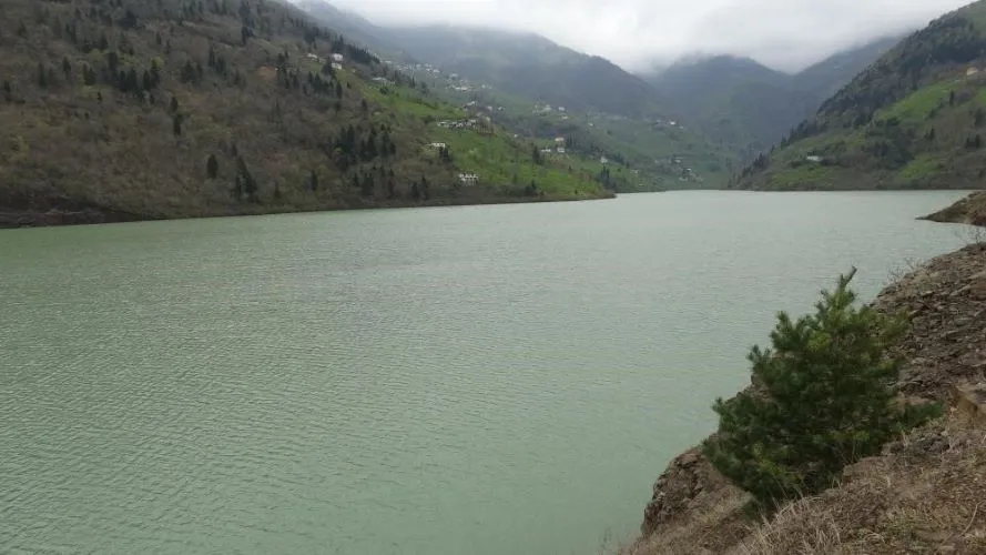 MAÇKA’DAN DOĞUP ÜÇ İLÇEYİ BESLİYOR 