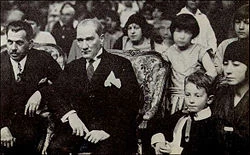 https://upload.wikimedia.org/wikipedia/commons/thumb/9/99/Ataturk-23-4-1929-celebrations.jpg/250px-Ataturk-23-4-1929-celebrations.jpg