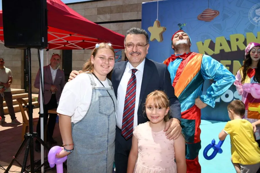 ÇOCUKLARIN KARNE SEVİNCİNE ORTAK OLDU 