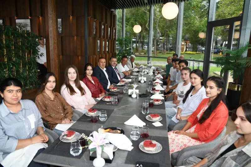 BAŞKAN GENÇ, ÖZBEKİSTAN TÜRK’Ü ÖĞRENCİLERİ AĞIRLADI 