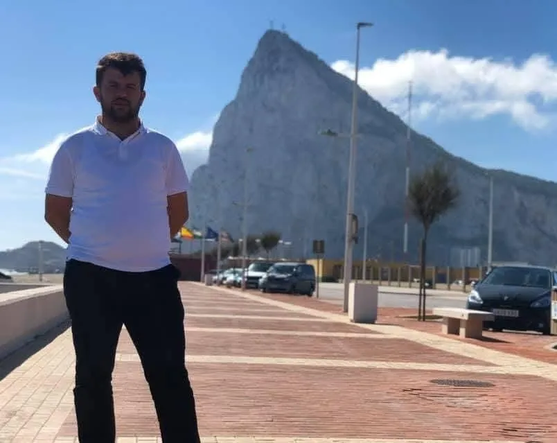 EĞİTİM GÖRDÜĞÜ OKULA VEFASINI GÖSTERDİ 